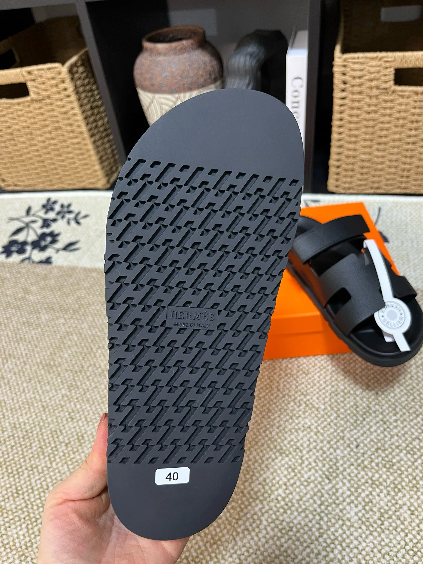 P300 Long-term stock Hermes men’s Kazimir slippers for couples - top quality woven calfskin functional sandals with intertwined uppers inspired by the “H” iconic pattern to create a casual look, perfect for summer. Imported cowhide + cowhide lining + TUP outsole Size: 35-46
